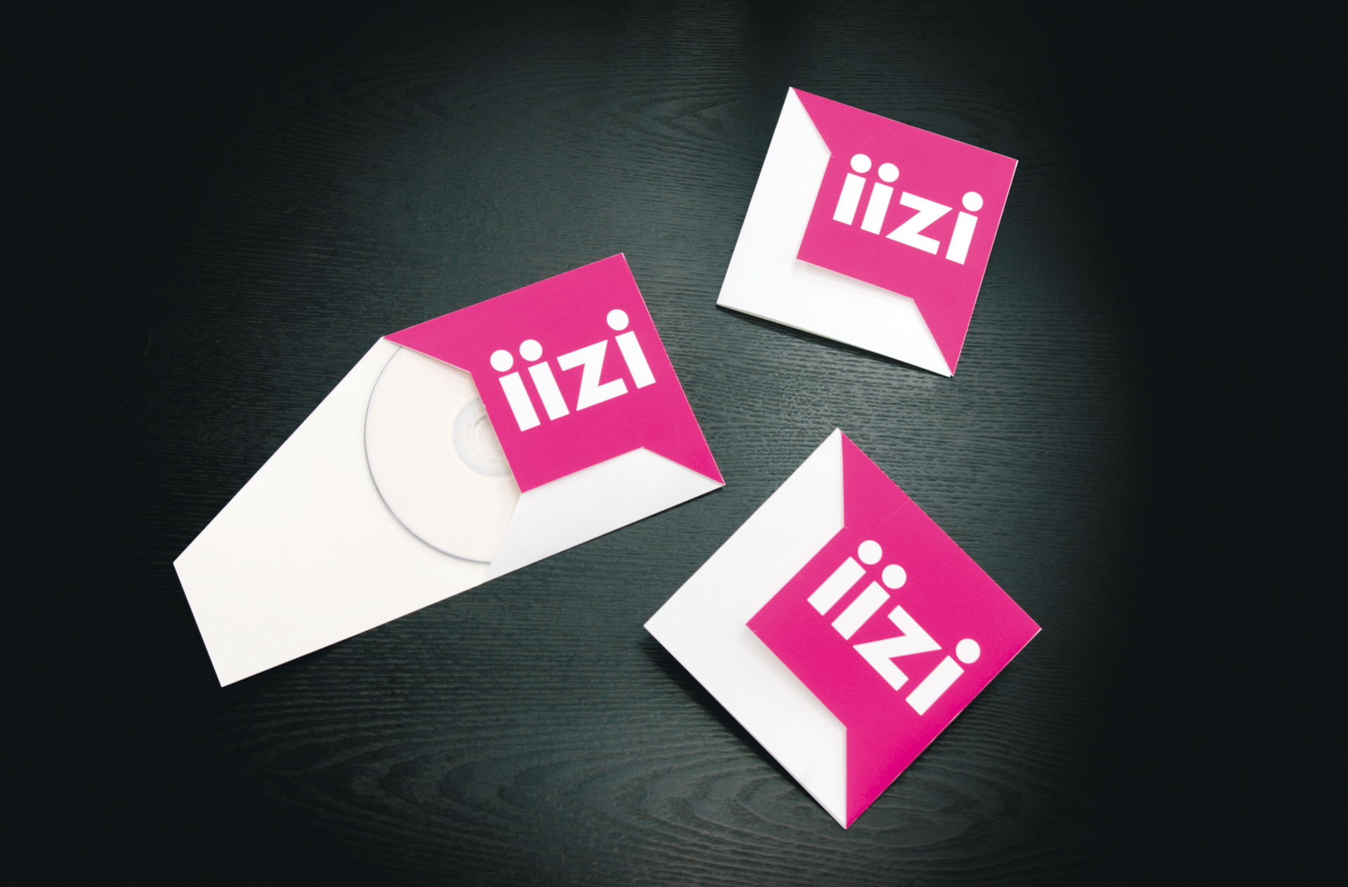 Iizi project involved a new visual look and concept in order to create a new innovative insurance broker, operating on a digital platform.