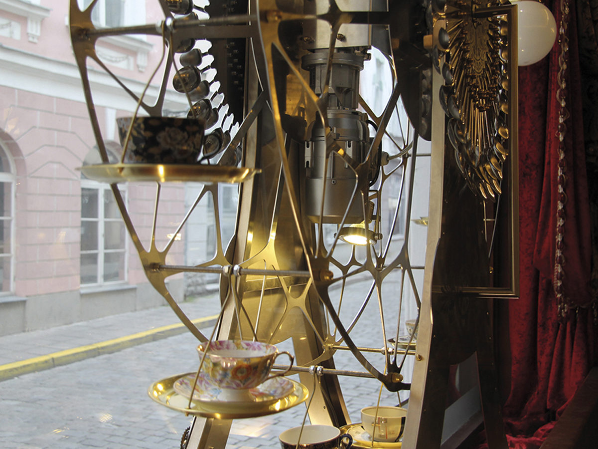 Maiasmokk window display project involved the creation of a spinning golden ferris wheel in cooperation with Sõrmuste Emand and IO Studio.